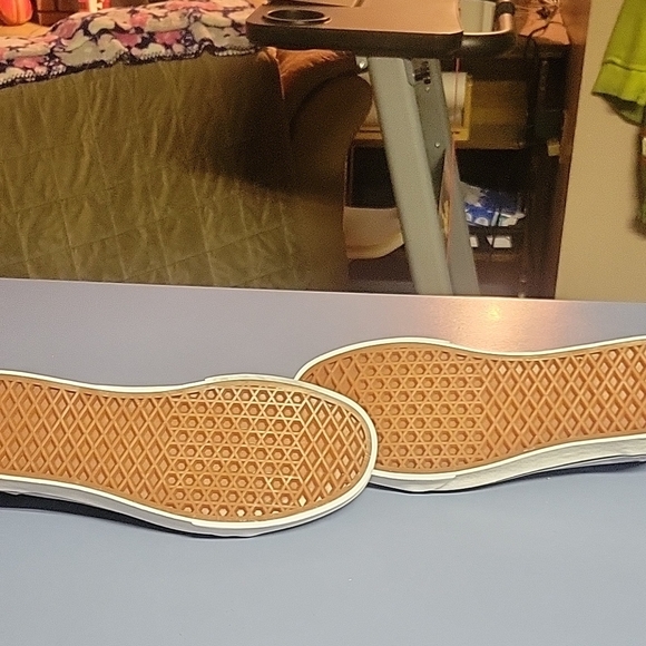 NWOT unisex  Vans Gray Sneakers - Picture 7 of 9